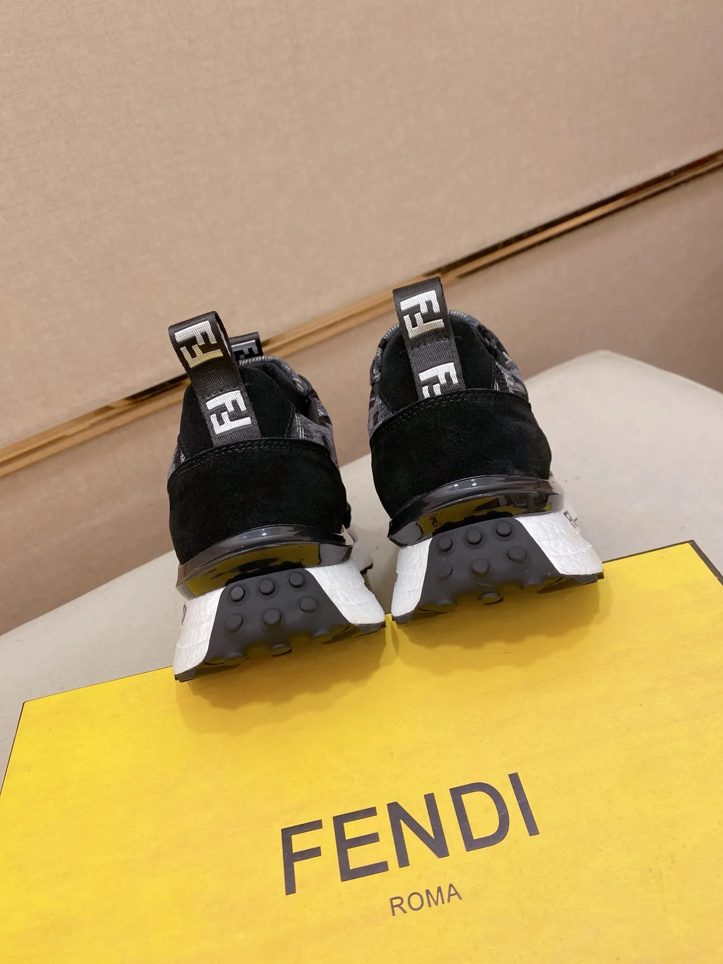 Factory price 442💰 (fendi) New high-top 👊🏻 upper 🇮🇹 imported cowhide fabric 🇩🇪 imported breathable mesh lining. The original outsole is molded to highlight the identity of every man, and the upper foot is elegant and stable🚶🏻🚶🏻The high-end custom counters reproduce the original version📯No matter the wind or rain, the shoe last remains unchanged and can withstand the verification of time🔍️,🔵 Size: 38-44